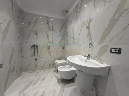 Tirane, shitet Garsoniere Kati 9, 50 m² 83.000 € (Unaza e Re)