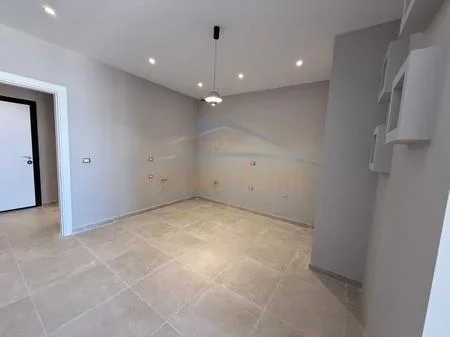 Tirane, shitet Garsoniere Kati 9, 50 m² 83.000 € (Unaza e Re)