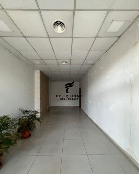 Tirane, jepet me qera dyqan Kati 0, 50 m² 1.000 € (BRRYLI)