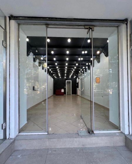 Tirane, jepet me qera dyqan Kati 0, 45 m² 850 € (BRRYLI)
