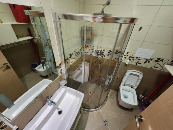 Tirane, jepet me qera apartament 3+1+Ballkon Kati 2, 139 m² 900 € 