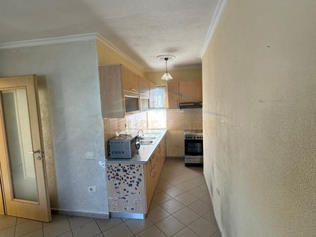 Tirane, Ulet Cmimi, shitet apartament 1+1 Kati 3, 52 m² 105.000 € (Brryli)