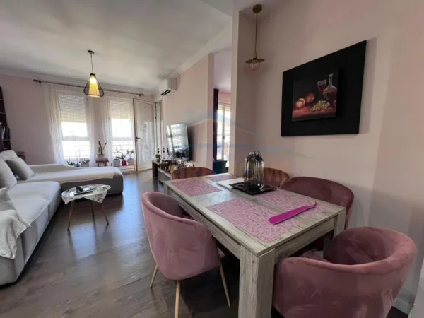 Tirane, jepet me qera apartament 1+1+Ballkon Kati 6, 80 m² 620 € 