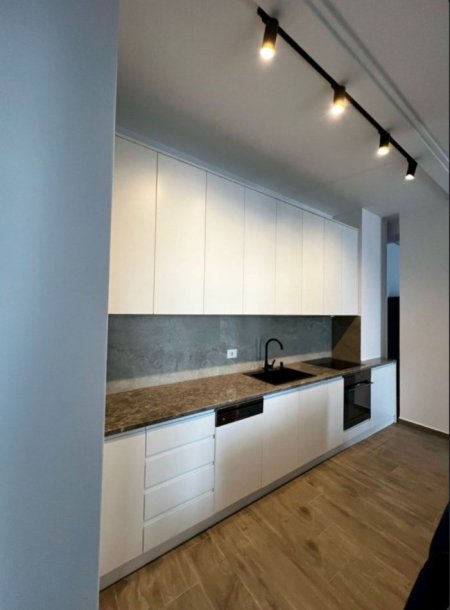 Tirane, jepet me qera apartament 2+1+Ballkon Kati 3, 100 m² 900 € (Rruga Riza Cerova)