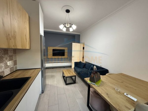 Tirane, jepet me qera apartament 2+1 Kati 1, 80 m² 400 € (rruga at Zef Valentini)