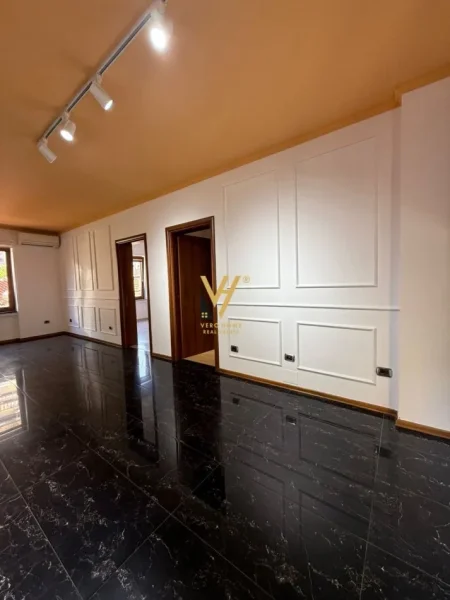 Tirane, jepet me qera zyre Kati 1, 74 m² 730 € (RRUGA E DURRESIT)