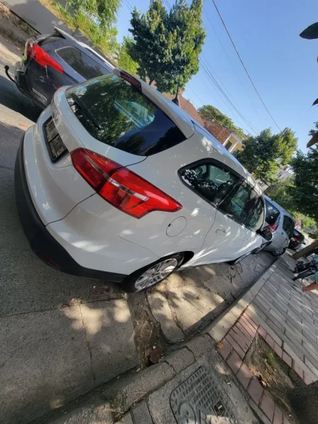 Tirane, makine Ford Focus Nafte, e bardhë manuale 260 km 5.999 €