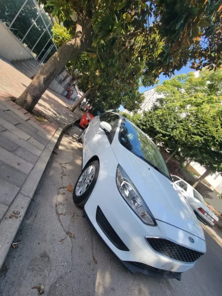 Tirane, makine Ford Focus Nafte, e bardhë manuale 260 km 5.999 €