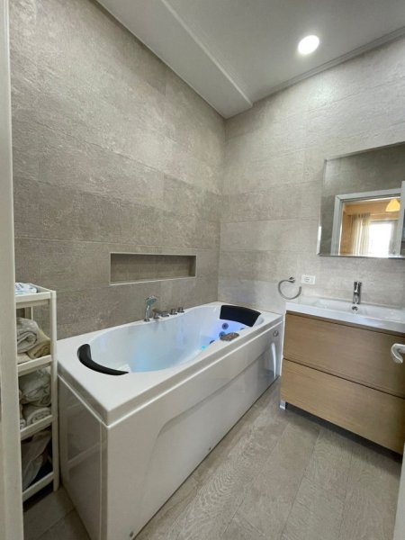 Tirane, jepet me qera apartament 3+1+Ballkon Kati 3, 226 m² 2.750 € (Stadiumi Dinamo)