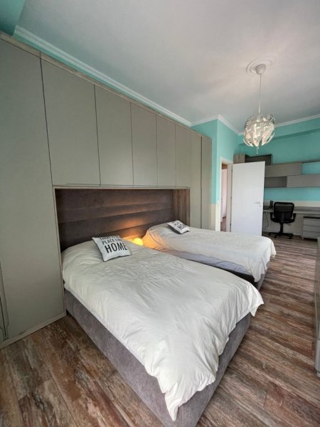 Tirane, jepet me qera apartament 3+1+Ballkon Kati 3, 226 m² 2.750 € (Stadiumi Dinamo)