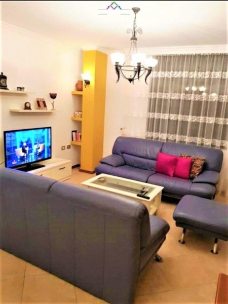 Tirane, jepet me qera apartament 2+1 Kati 8, 80 m² 750 € (QENDER)