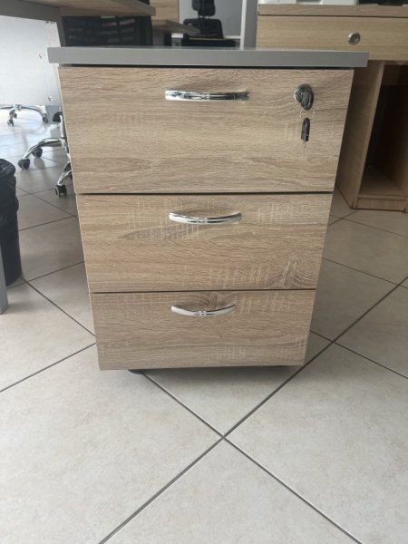 Tirane, shes 6 komodina druri zyre 40 € / per komedine