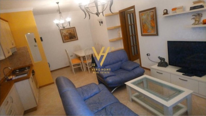 Tirane, jepet me qera apartament 2+1+Ballkon Kati 8, 80 m² 750 € (QENDER)