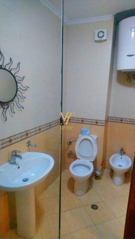 Tirane, jepet me qera apartament 2+1+Ballkon Kati 8, 80 m² 750 € (QENDER)