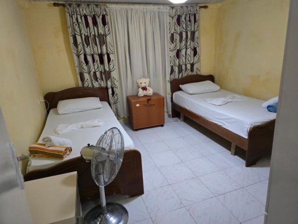 Tirane, jepet me qera apartament 3+1 Kati 1, 100 m² 300 € (BULEVARDI RI)