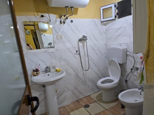 Tirane, jepet me qera apartament 3+1 Kati 1, 100 m² 300 € (BULEVARDI RI)