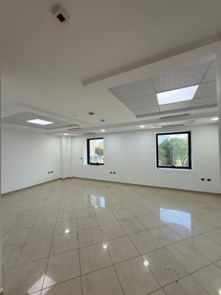 Tirane, jepet me qera zyre Kati 4, 94 m² 1.880 € (Bulevardi Deshmoret e Kombit, Kullat Binjake)