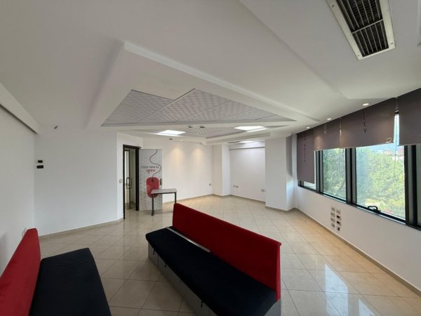 Tirane, jepet me qera zyre Kati 4, 94 m² 1.880 € (Bulevardi Deshmoret e Kombit, Kullat Binjake)