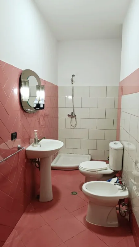 Tirane, jepet me qera apartament 2+1+Ballkon Kati 2, 90 m² 650 € (MYSLYM SHYRI)