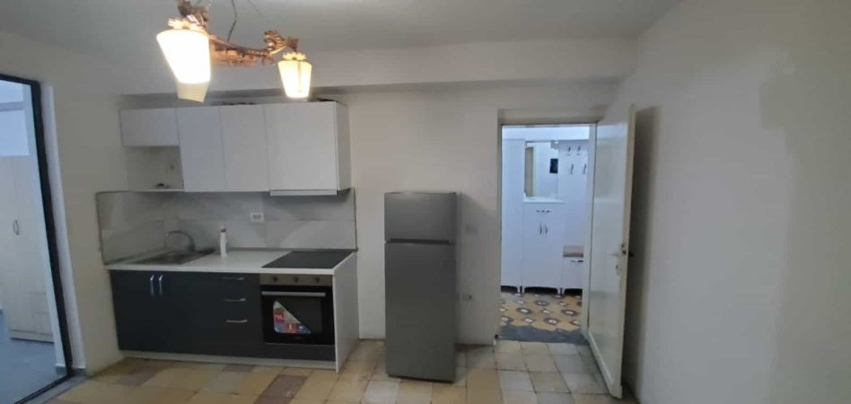 Tirane, jepet me qera apartament 1+1 Kati 5, 60 m² 400 € (brryli)