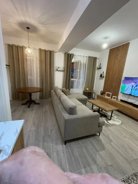 Tirane, jepet me qera apartament 2+1+Ballkon Kati 7, 89 m² 500 € 