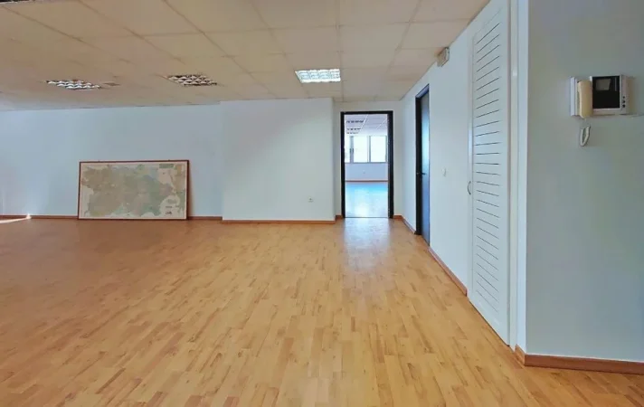 Tirane, jepet me qera zyre Kati 7, 55 m² 500 € (stacioni i trenit)