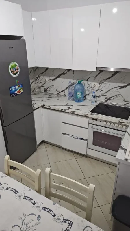 Tirane, jepet me qera apartament 1+1+Ballkon Kati 3, 65 m² 400 € (ISH DOGANA)