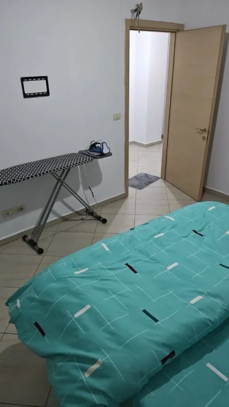 Tirane, jepet me qera apartament 1+1+Ballkon Kati 3, 65 m² 400 € (ISH DOGANA)