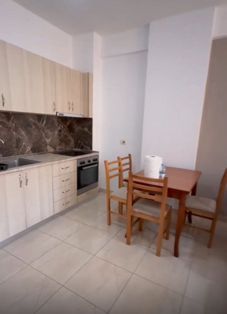 Jepet me Qera Apartamenti 1+1 me Ashensor pallat ne Astir, 55 m²   350 Euro