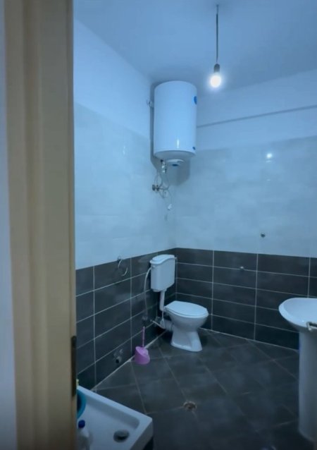 Jepet me Qera Apartamenti 1+1 me Ashensor pallat ne Astir, 55 m²   350 Euro