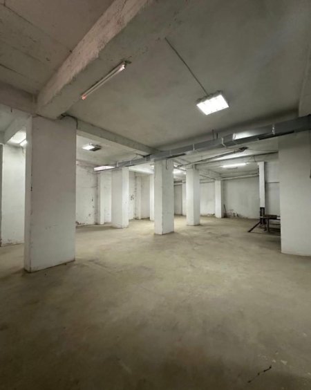 Tirane, jepet me qera magazine Kati -1, 500 m² 1.200 € (Yzberisht)