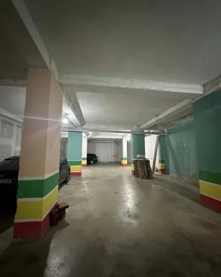 Tirane, jepet me qera magazine Kati -1, 500 m² 1.200 € (Yzberisht)