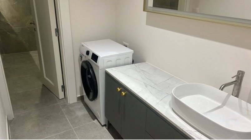 Tirane, jepet me qera apartament 2+1+Aneks+Ballkon Kati 1, 94 m² 1.000 € (Sheshi Skenderbej, Qender)
