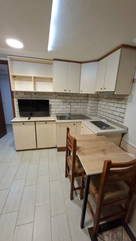 Tirane, jepet me qera apartament 1+1 Kati 1, 21 m² 300 € (Rruga 5 maji)