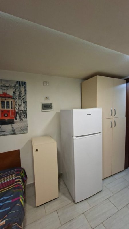 Tirane, jepet me qera apartament 1+1 Kati 1, 21 m² 300 € (Rruga 5 maji)