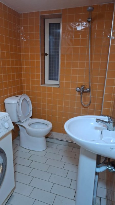Tirane, jepet me qera apartament 1+1 Kati 1, 21 m² 300 € (Rruga 5 maji)