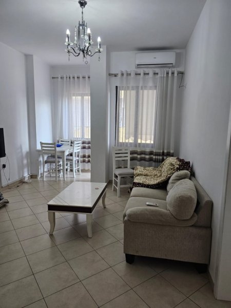 Tirane, jepet me qera apartament 1+1 Kati 4, 450 € 