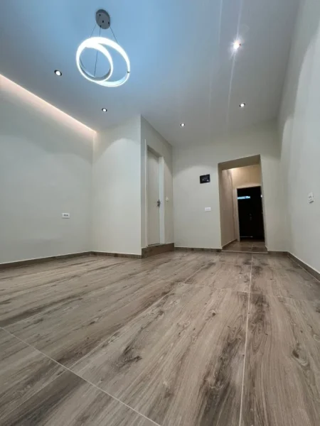 Tirane, jepet me qera zyre Kati 1, 30 m² 650 € (Drejtoria e Policise)
