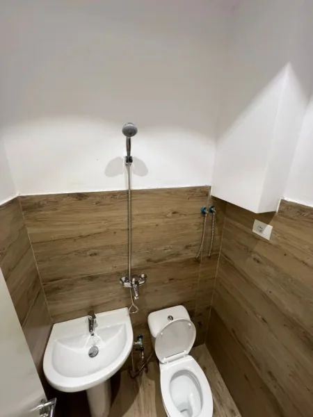 Tirane, jepet me qera zyre Kati 1, 30 m² 650 € (Drejtoria e Policise)