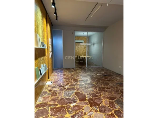 Tirane, jepet me qera ambjent biznesi , 77 m² 800 € (Rr.Durresit)