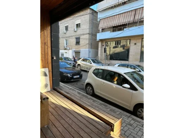 Tirane, jepet me qera ambjent biznesi , 77 m² 800 € (Rr.Durresit)