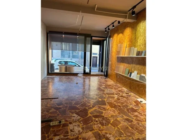 Tirane, jepet me qera ambjent biznesi , 77 m² 800 € (Rr.Durresit)