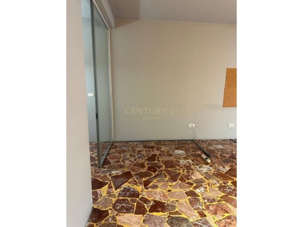 Tirane, jepet me qera ambjent biznesi , 77 m² 800 € (Rr.Durresit)