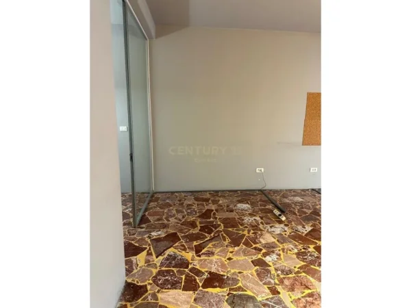 Tirane, jepet me qera ambjent biznesi , 77 m² 800 € (Rr.Durresit)
