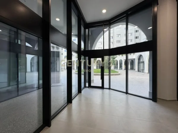 Tirane, jepet me qera ambjent biznesi , 37 m² 700 € (River Residence)