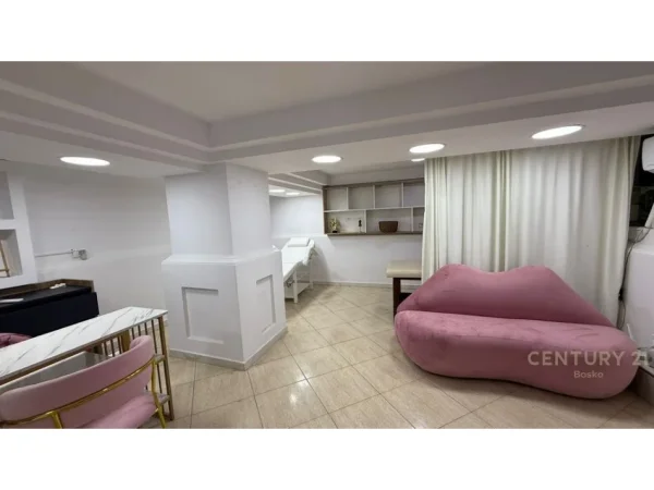 Tirane, jepet me qera dyqan , 28 m² 500 € (Ish bllok)