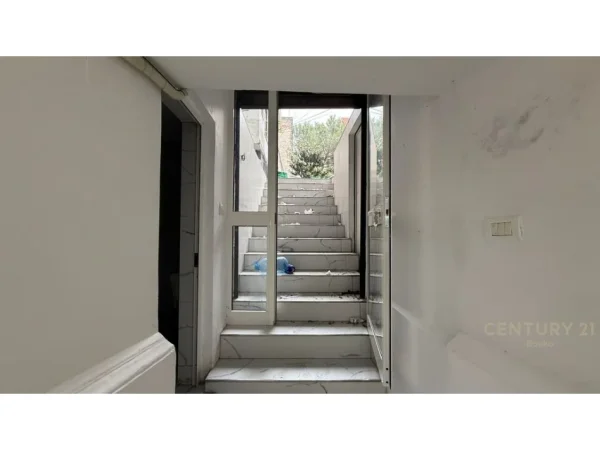 Tirane, jepet me qera dyqan , 28 m² 500 € (Ish bllok)