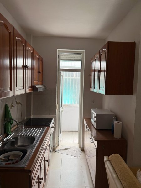 Tirane, jepet me qera apartament 1+1+Ballkon Kati 1, 500 € (Vasil Shanto)