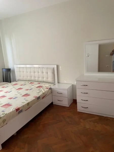 Tirane, jepet me qera apartament 2+1+Ballkon Kati 5, 80 m² 450 € 