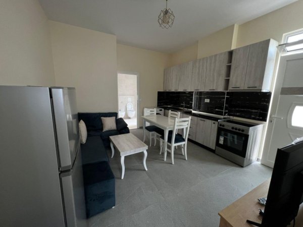 Tirane, jepet me qera apartament 1+1 Kati 1, 400 € (Shkolla Bashkuar)